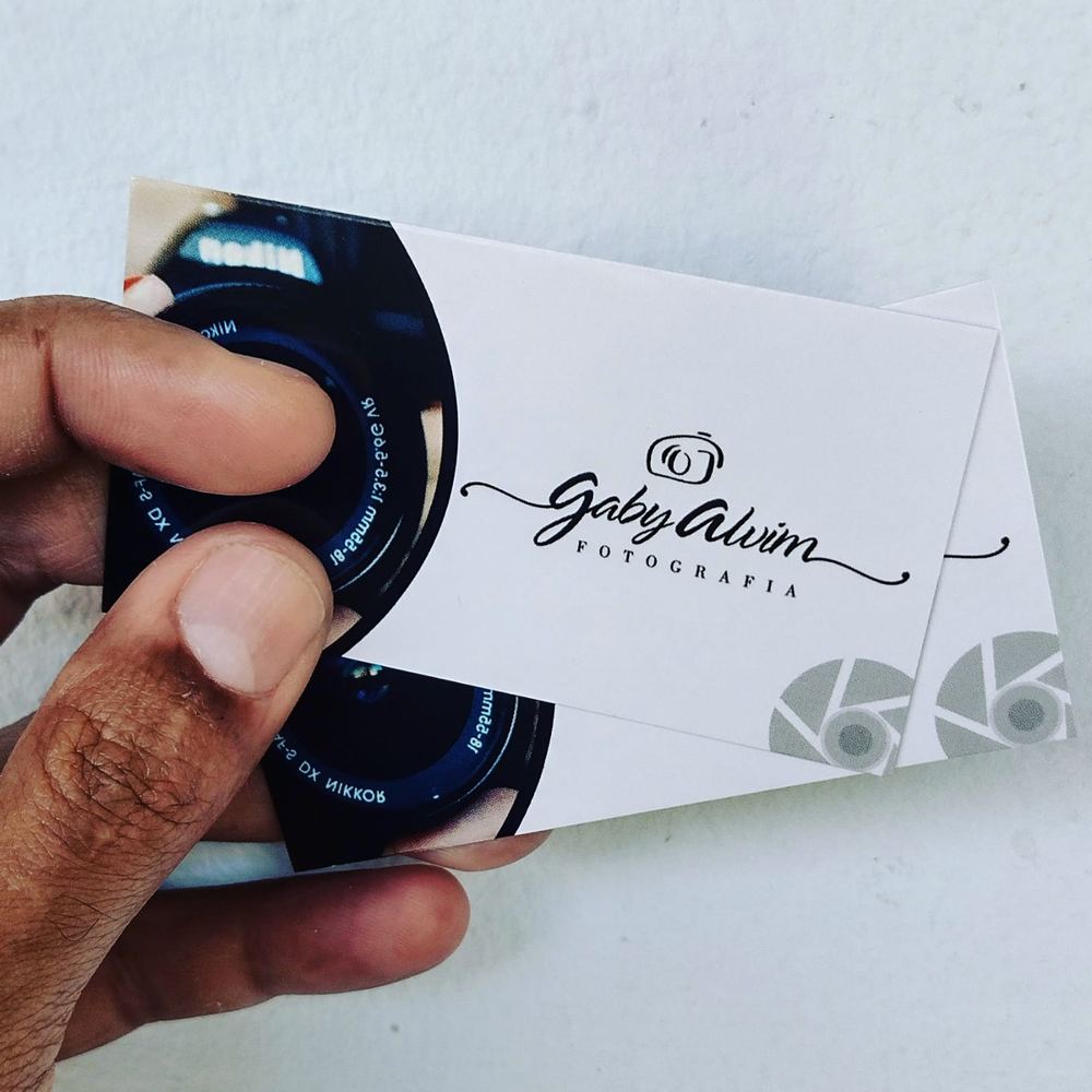 Cartões de visita da Gaby Alwim Fotografia, com foto de lente de câmera e logotipo em lettering