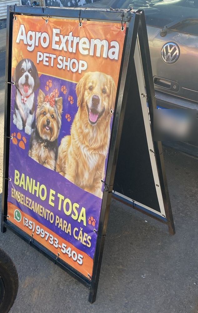 Cavalete de calçada com lona impressa da Agro Extrema Pet Shop anunciando banho e tosa
