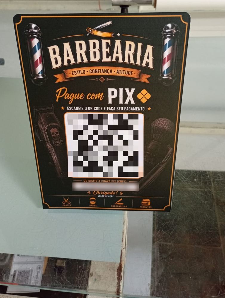 Display de mesa de uma barbearia com a arte Pague com Pix e espaço para o QR Code (QR Code e chave ocultados)
