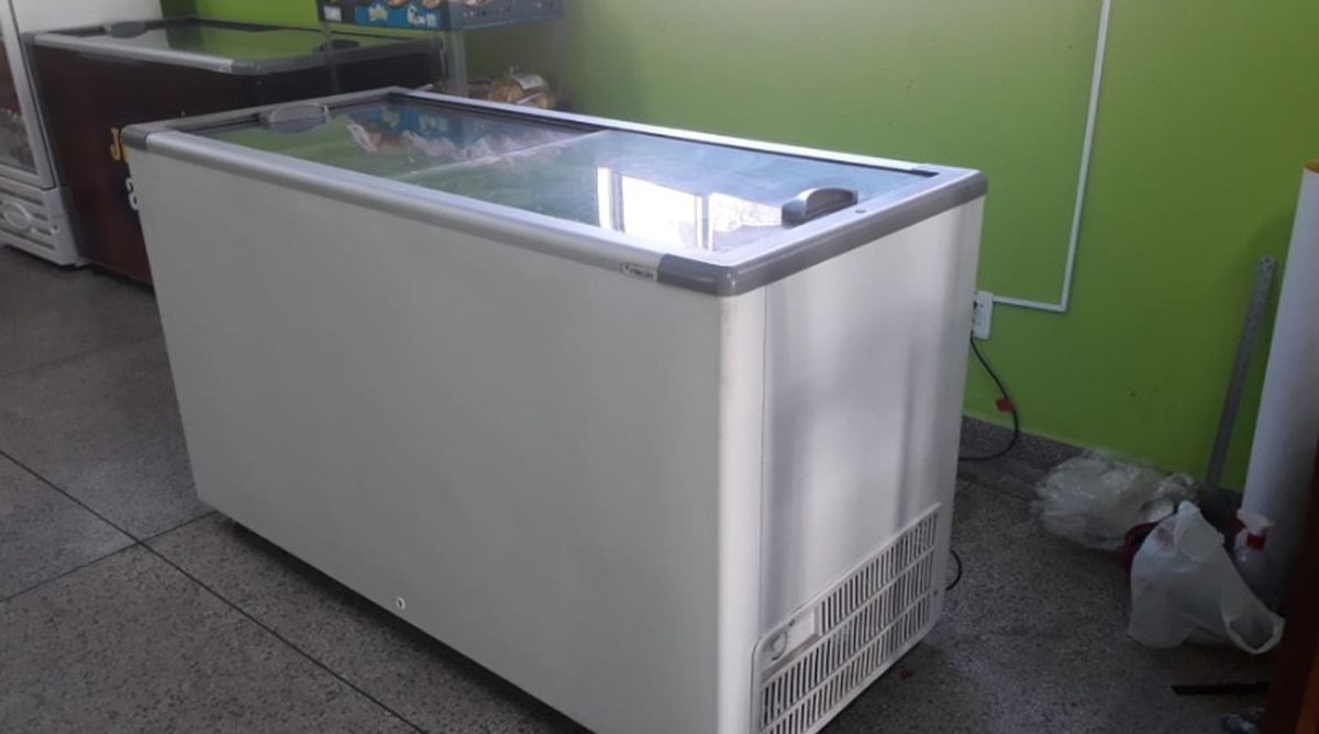 Antes: freezer horizontal branco, sem identidade visual