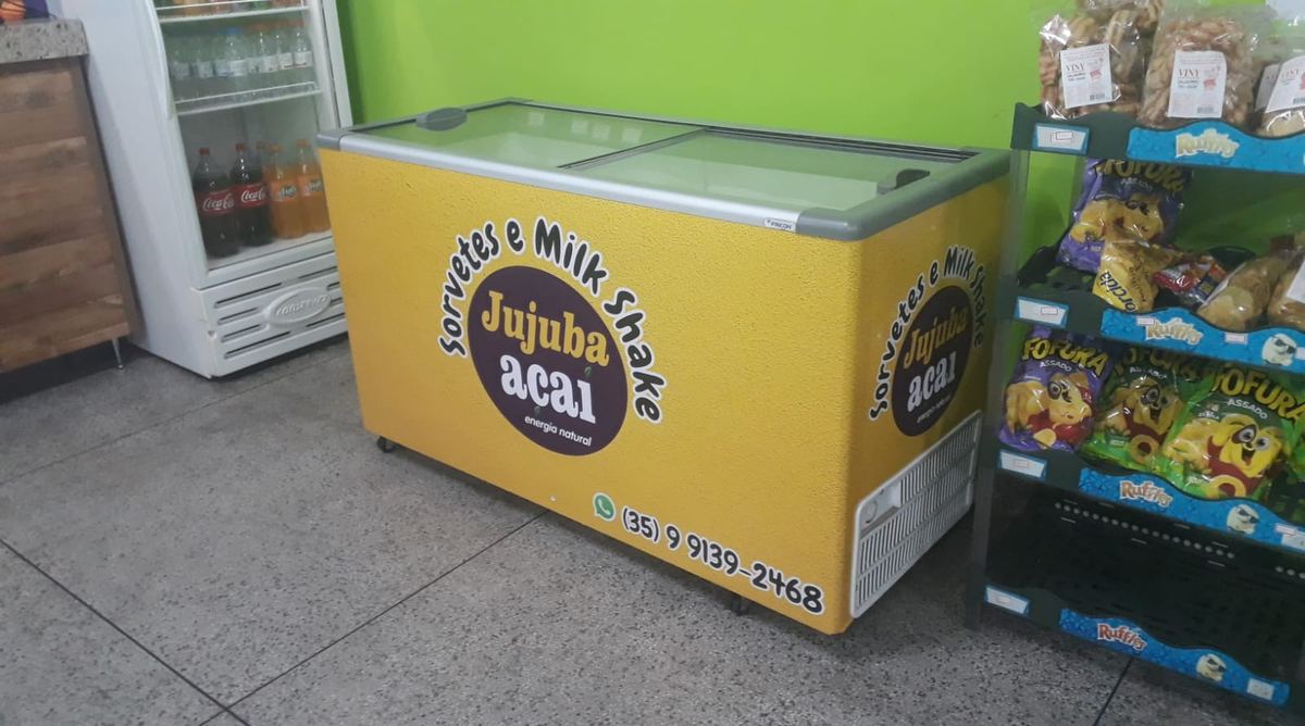 Depois: freezer envelopado em amarelo com a marca Jujuba Açaí e o telefone da loja