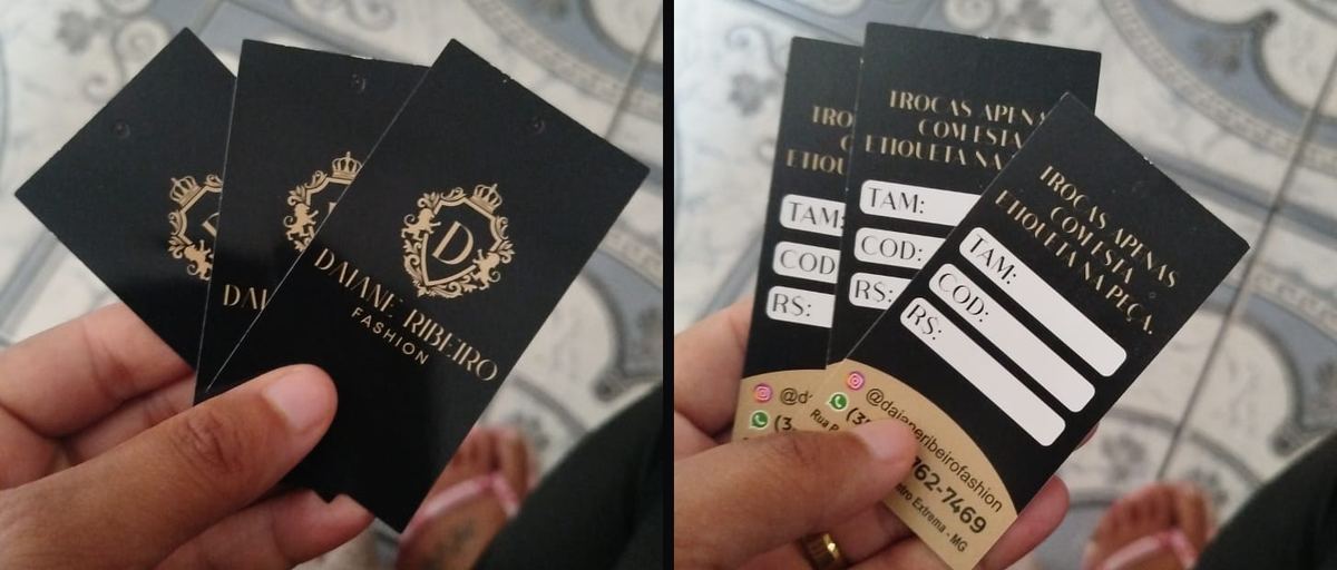 Tags de roupa da Daiane Ribeiro Fashion: frente preta com brasão dourado e verso com campos de tamanho, código e preço